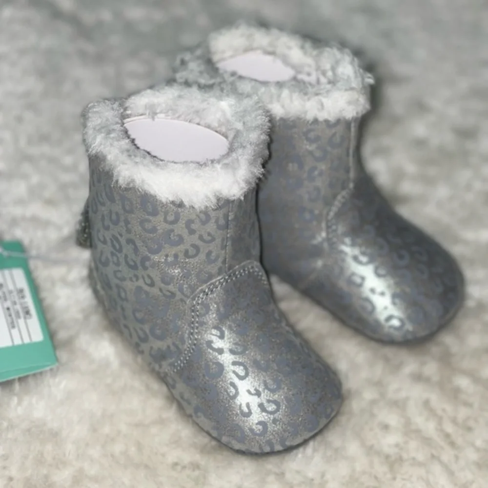 Baby girl Surprize by Stride Rite‎ Silver/Winter Faux Fur Boots size (6/12 M)
